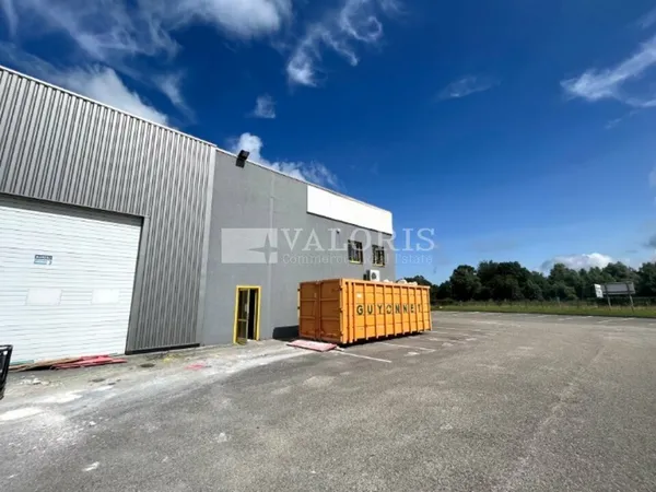 Local industriel 698 m² 