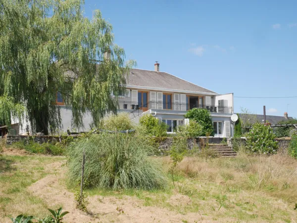 Maison de famille avec très belle vue et 6 chambres, proche du Lac de Pannecière, Morvan. 