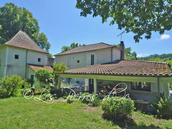Maison De Campagne Avec Pigeonnier Au Milieu De 8,50 Has De Prairies Bio Et Bois - Logement Sép 