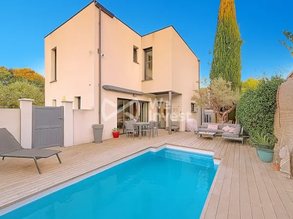 Villa récente avec piscine 
