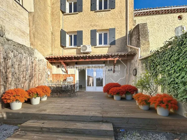 Lapalud, maison de ville avec court 