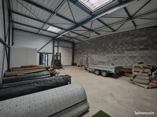 Local d'activité 143 m² 