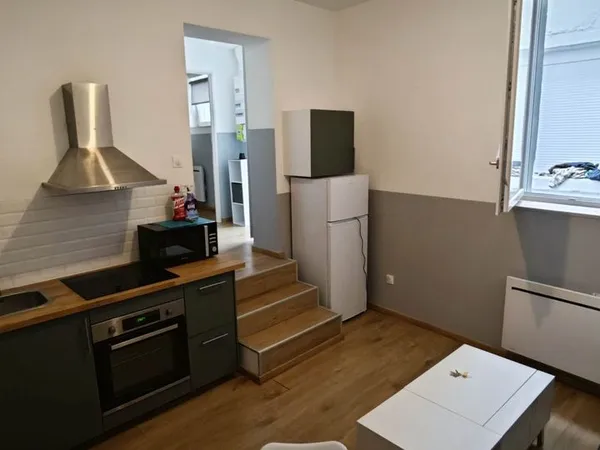 MOYEUVRE - Appartement rénové avec 1 chambre au rez-de-chaussée donnant sur cour, meublé avec 