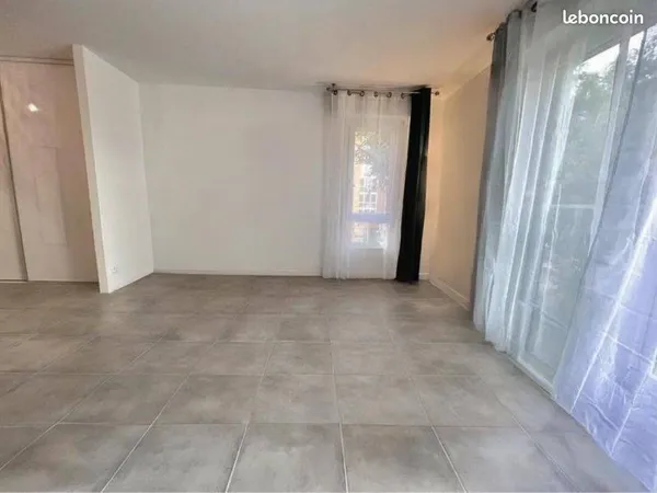 Appartement T2 45 m² avec balcon Noisy le Grand à 5 min du RER A 