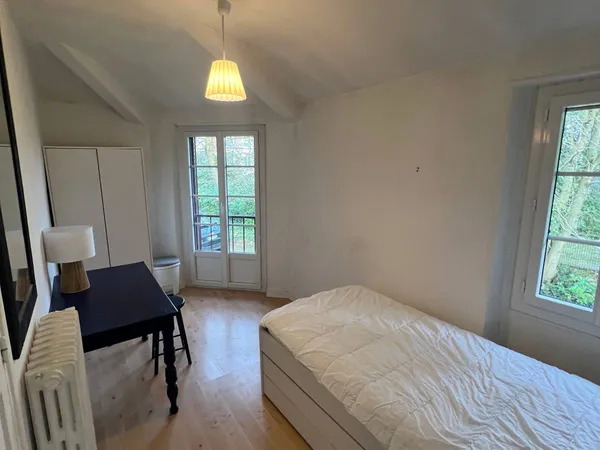 Studio à Versailles mise à disposition contre 15h de ménage/cuisine par semaine + salaire 450 € 