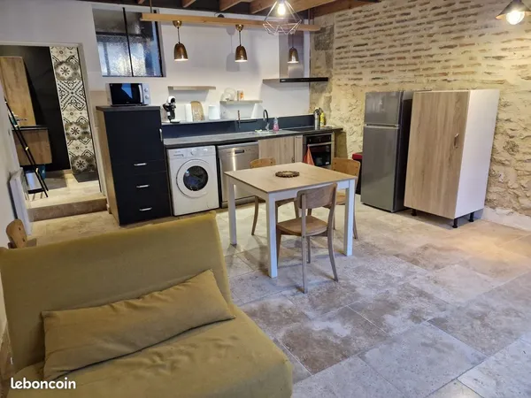 Maison de rue en duplex rénovée et meublée (centre ville) 