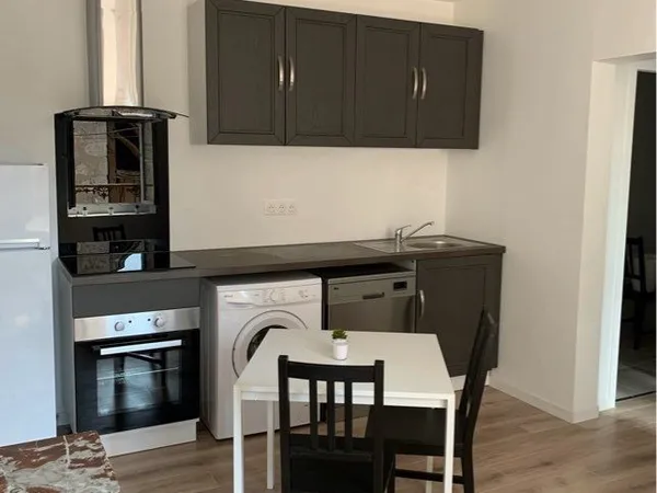 À louer beau studio meublé et rénové 