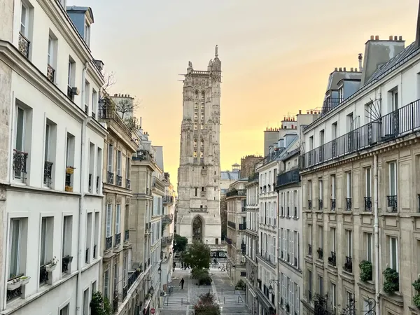 3-4 pièces dans le Marais avec une vue exceptionnelle sur la tour Saint-Jacques. 