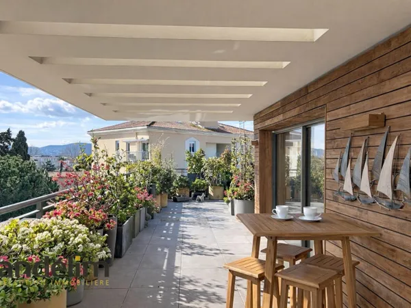 F3 denier étage - 170 m² de terrasse 