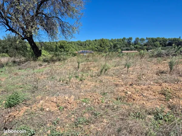 Terrain 1 215 m² Lorgues 