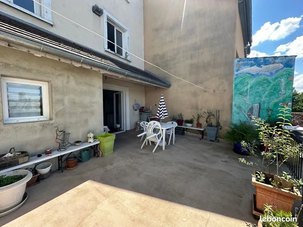 T3 refait à neuf avec grande terrasse de 25 m2 