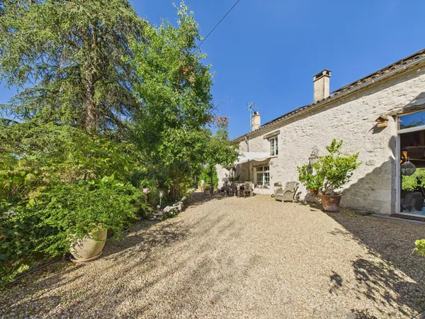 Maison en pierre isolée au coeur de bois privés et paisibles 