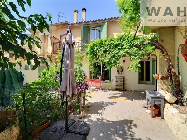 MAISON DE VILLAGE 210 m2 5 P AVEC EXTÉRIEUR, GARAGE et APPAR 