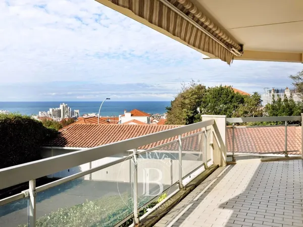 BIARRITZ, APPARTEMENT DE 105 M² À RENOVER, VUE MER ET MONTAGNES 