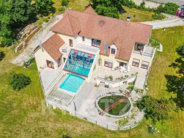 Dijon. Maison d'architecte contemporaine avec piscine, tennis, rivière et écurie 