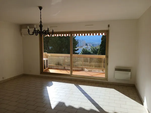 T4 lumineux 93 m2 - 3ème étage avec garage et cave à Marseille 8ème 