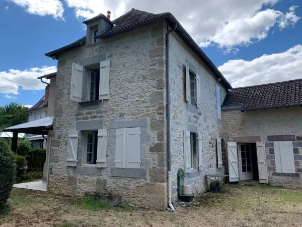 Vends maison en pierres sur 1448m² de terrain plat - 3 chambres, Pazayac (24) 