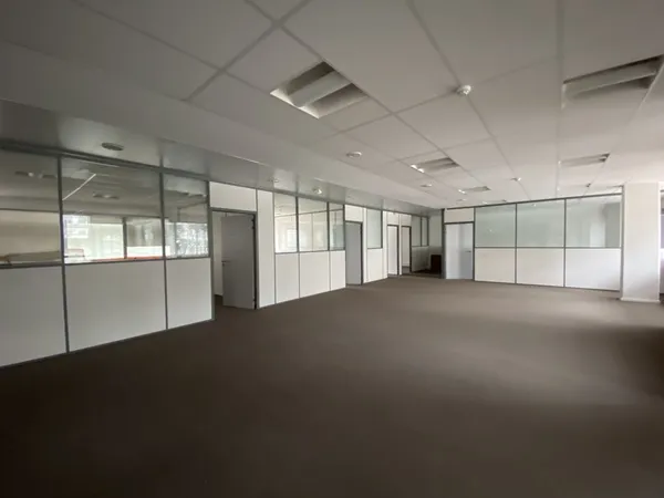 Bureaux - A LOUER - 1 907 m² divisibles à partir de 346 m² 