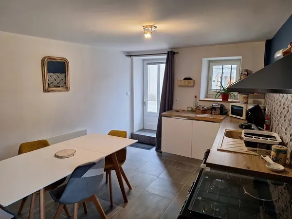 À vendre - Maison de village en pierre T4 rénovée 