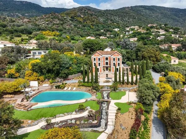 Château à louer au Lavandou, cadre exceptionnel, vue mer 