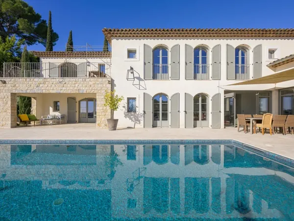 MOUGINS - MAISON DE VILLE MODERNE AVEC VUE MER - A PIEDS DES COMMERCES 