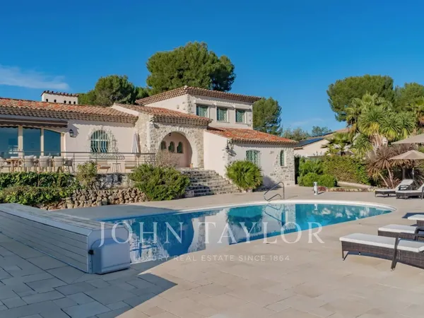Luxe avec vue panoramique sur la mer et les montagnes dans les C 