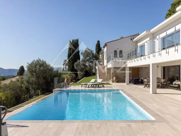 Villa contemporaine avec vue panoramique sur les collines et la mer 