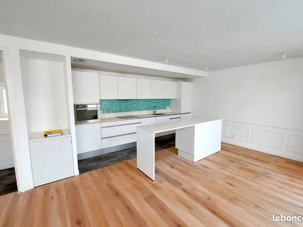 Appartement grand T2 meublé 58 m² centre historique Rochefort 