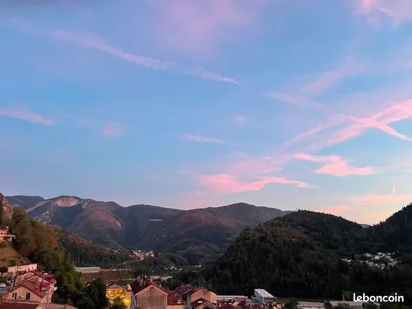 OPPORTUNITÉ INVESTISSEUR - T4 80 m² loué 700 HC - Vue sur la montagne / Cave & Grenier 