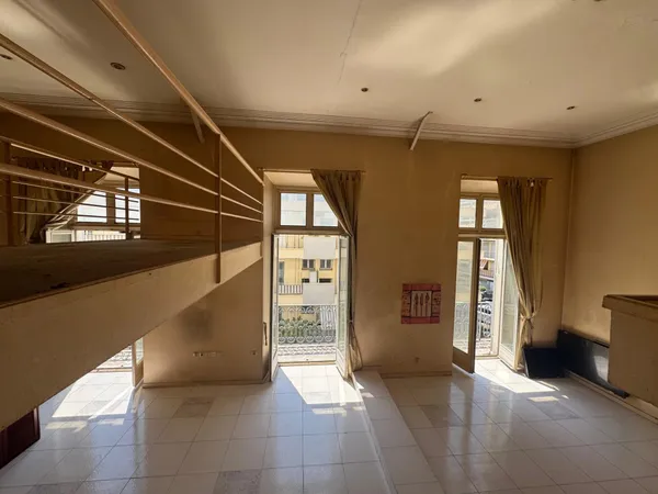 Menton centre - Loft bourgeois à rénover avec balcon et cave 