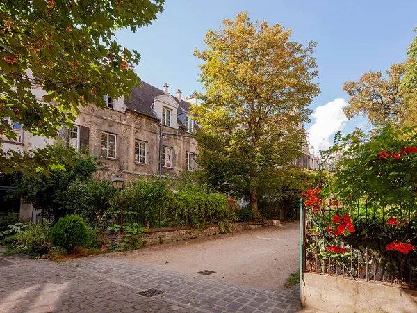 COUVENT DES URSULINES 3 PIECES TRAVERSANT SUR JARDINS 