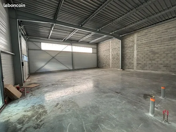 Local 300 m² GOUESNOU 