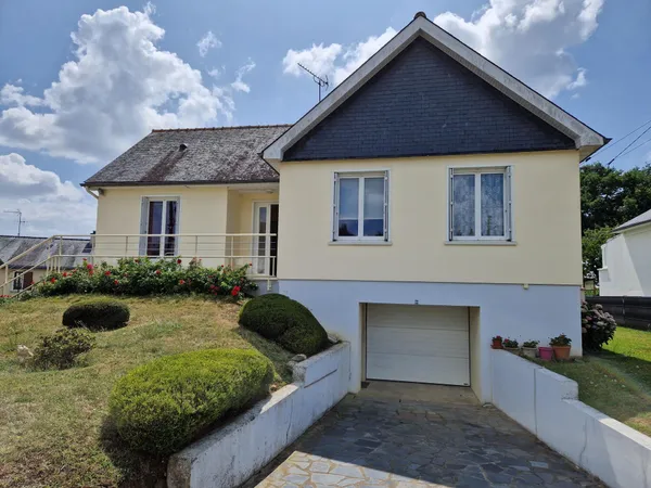 Louverné. Maison de 84 M² environ sur sous-sol, avec cuisine, salle à manger, deux chambres, un 