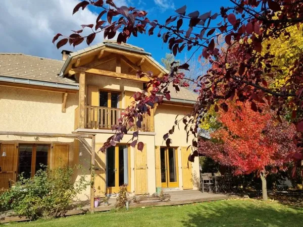 Vends maison 4 chambres, jardin de 600m² clos à Barcelonnette dans les Alpes de Haute Provence 