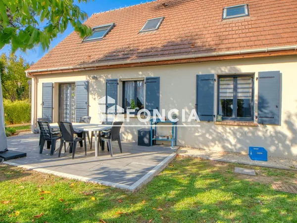 Belle maison de 7 pièces, 132 m2, 4 chambres dont 1 au RDC (5 possibles) avec cour, jardin et DPE 