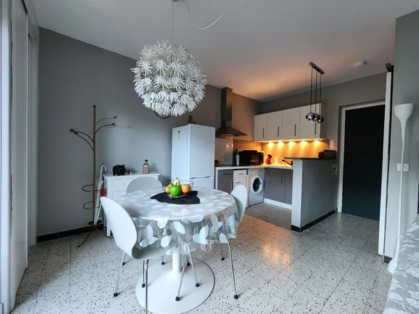 STUDIO ENTIEREMENT RENOVE AVEC PARKING, BALCON ET CLIMATISAT 