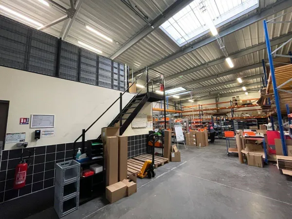 Local d'activité 1355 m² 