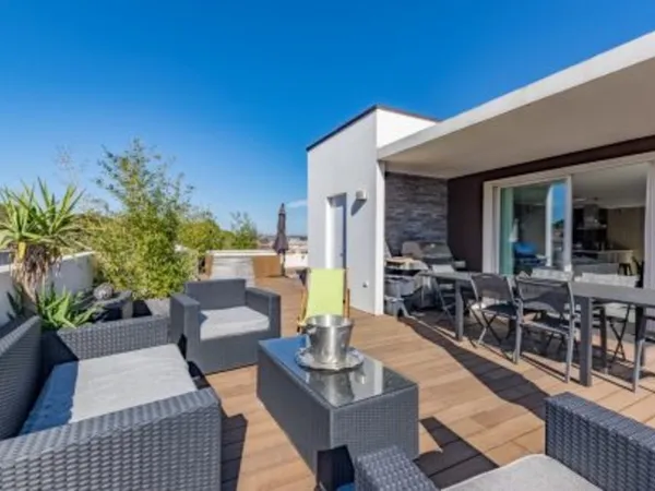 DERNIER ETAGE BIEN ATYPIQUE POUR CET ATTIQUE - SUPERBE T4 DE STANDING AVEC TERRASSE ET JARDIN 