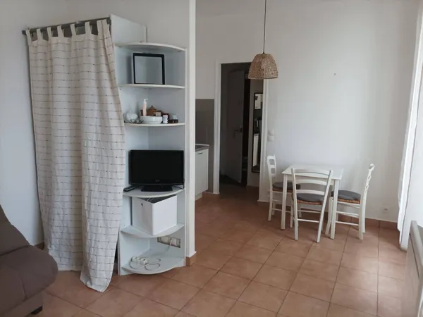 Loue studio meublé en parfait état à Issy-les-Moulineaux (92) 22m² à partir du 1er février 