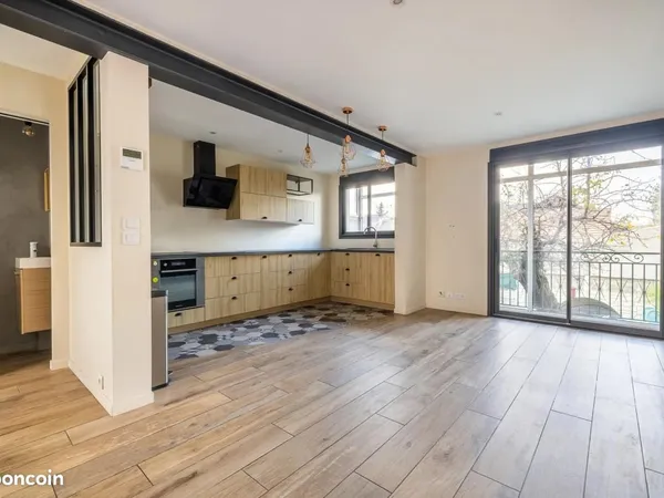 Studio 4 pièces 96 m² 