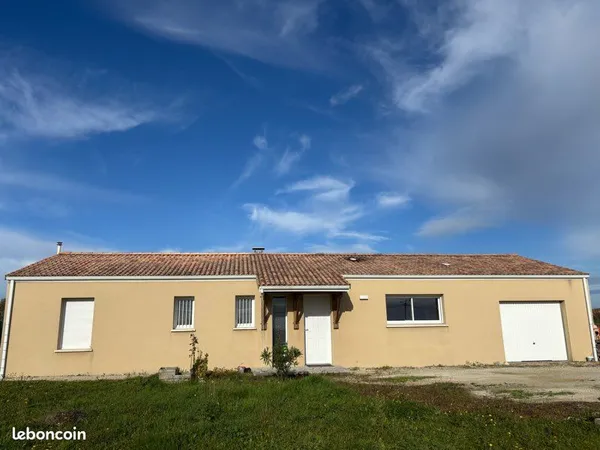 Maison 123 m² (2017) à Saint-Genis-d'Hiersac - 3 chambres, grand terrain, vue dégagée 