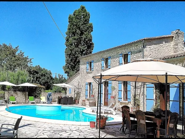 Une rénovation élégante et stylée d'une maison de campagne e 