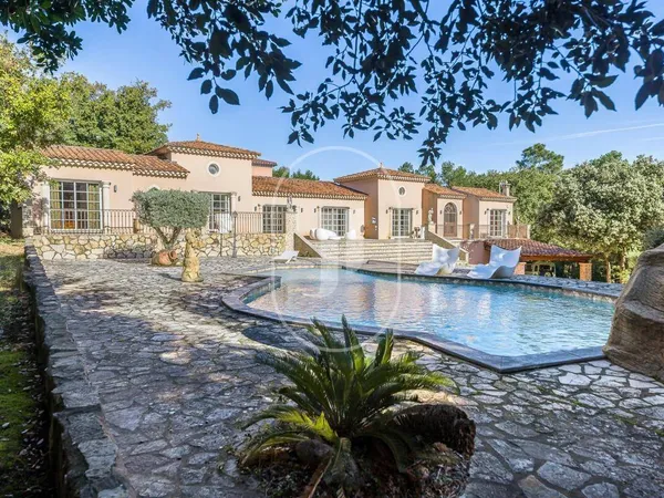 Villa 7 pièces 240 m² 