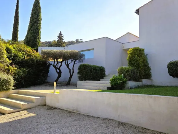 Maison moderne face au Rhône et Avignon 