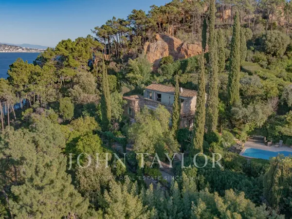 Propriété provençale de charme, vue mer, environnement verdoyant 