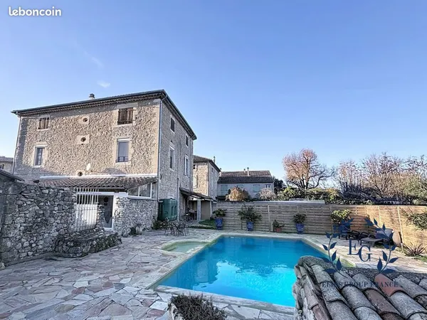 Propriété 5 pièces 247 m² 