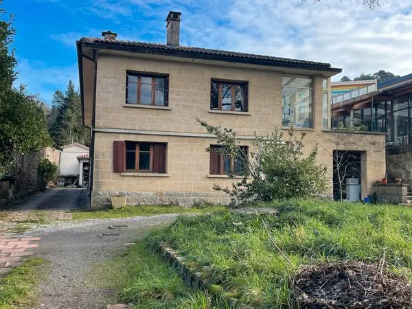 Grand T2 de 65 m² en rez-de-chaussée de villa - Terrasse, parking, charges incluses - 700 