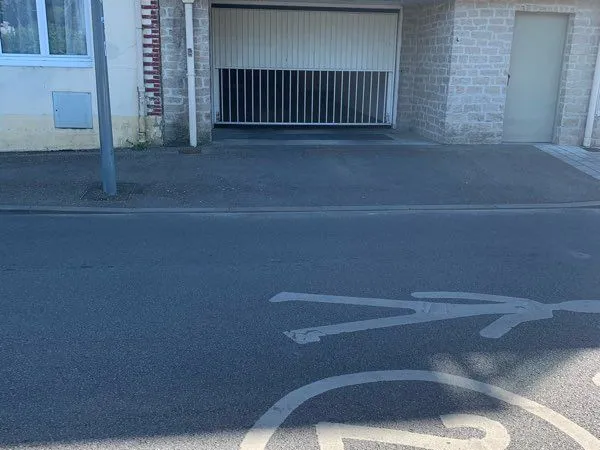 Garage double face à la gare. SNCF 