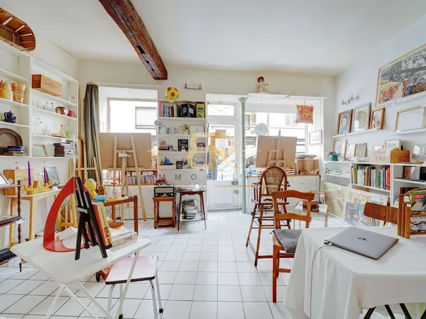 Local commerciale avec belle et large vitrine 