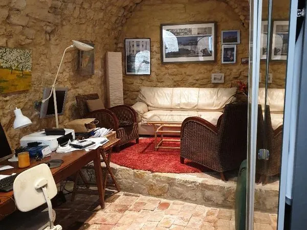 Studio de 34m2 aménagé dans deux caves voûtées à Saint-Martin-de-Castillon, village 